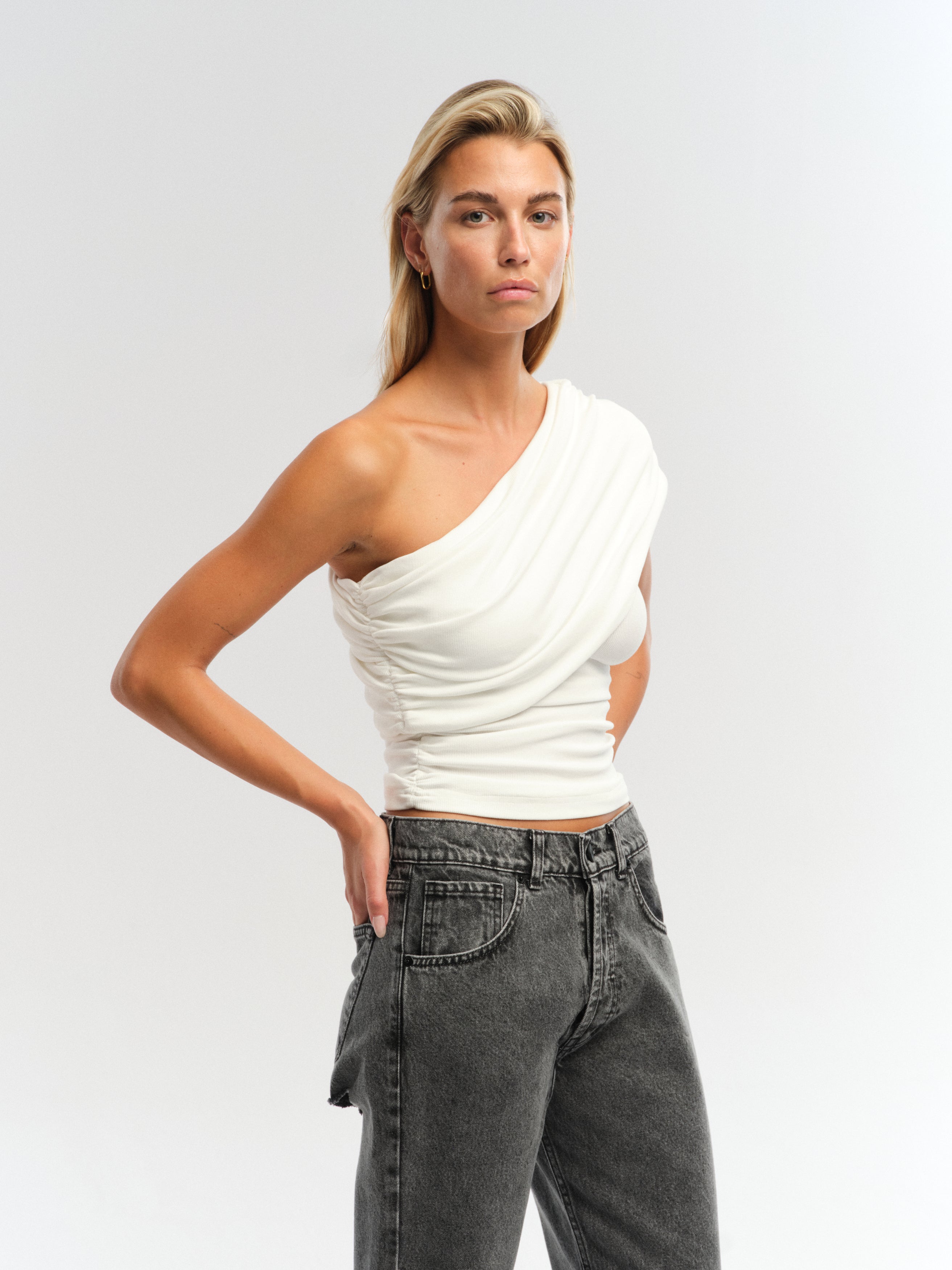 NARO TOP IN WHITE