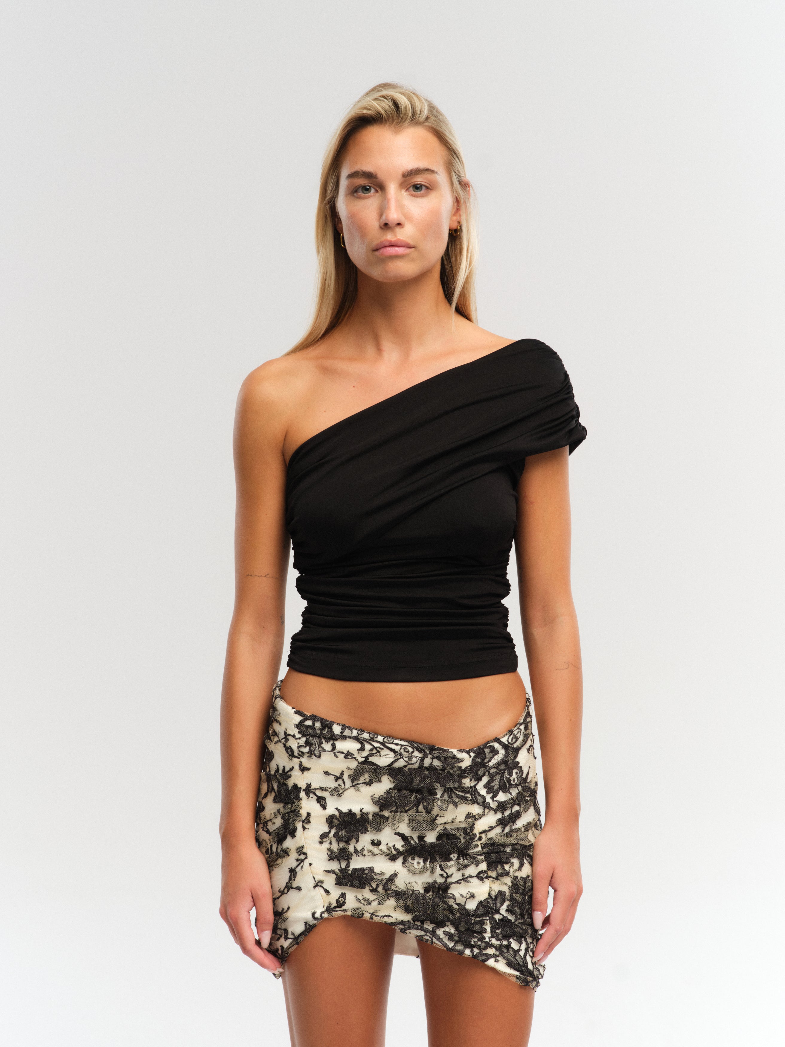 NARO TOP IN BLACK
